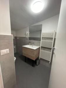 トリノにあるCentral Suite 57の洗面台と鏡のあるバスルーム +35枚の写真