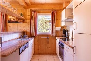 Kuchyňa alebo kuchynka v ubytovaní Almdorf Stadl by ALPS RESORTS
