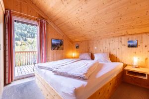 Posteľ alebo postele v izbe v ubytovaní Almdorf Stadl by ALPS RESORTS