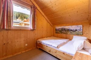 Posteľ alebo postele v izbe v ubytovaní Almdorf Stadl by ALPS RESORTS