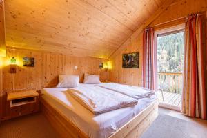 Posteľ alebo postele v izbe v ubytovaní Almdorf Stadl by ALPS RESORTS