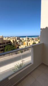 un balcon avec une fenêtre avec vue sur une ville dans l'établissement Chic Studio with Modern Comforts, à Hurghada 7 autres photos