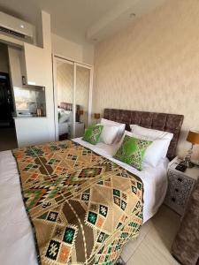 une chambre avec un lit avec une couette dessus dans l'établissement Chic Studio with Modern Comforts, à Hurghada