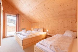 Posteľ alebo postele v izbe v ubytovaní Almdorf Stadl by ALPS RESORTS