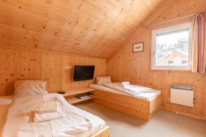 Posteľ alebo postele v izbe v ubytovaní Almdorf Stadl by ALPS RESORTS