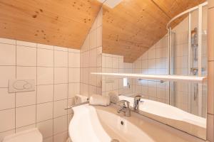 Kúpeľňa v ubytovaní Almdorf Stadl by ALPS RESORTS