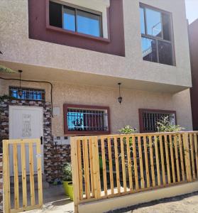 una valla de madera delante de una casa en Sun house 1, en Imsouane 6 fotos más