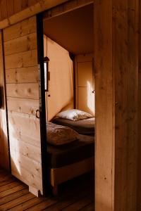 Postel nebo postele na pokoji v ubytování Luxe glamping tent