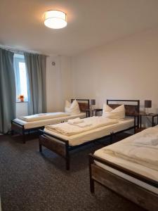 AdelsriedにあるLivBiz Apartments - Adelsriedの部屋にベッドが3つある部屋