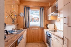 Kuchyňa alebo kuchynka v ubytovaní Almdorf Stadl by ALPS RESORTS