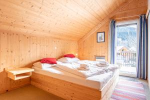 Posteľ alebo postele v izbe v ubytovaní Almdorf Stadl by ALPS RESORTS