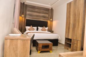 Ένα ή περισσότερα κρεβάτια σε δωμάτιο στο Jukky Hotel Abuja