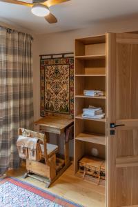 a room with a desk and a book shelf at Apartament Vidok in Nowy Targ