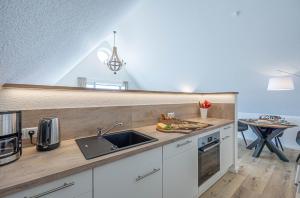 eine Küche mit Spüle und Arbeitsplatte in der Unterkunft Deluxe Studio-Apartment "Wiking-Koje 10" direkt an der Schlei in Schleswig