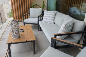 a living room with a couch and a table at Green Coast Resort V94 in Palasë