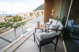 a room with a balcony with a view of the ocean at Green Coast Resort V94 in Palasë