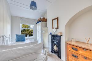 Imagine din galeria proprietății West Street Cottage with Free Parking, Smart TV and Fast Wifi by Yoko Property în Steeple Claydon +12 fotografii