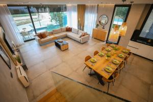 an overhead view of a living room with a table and chairs at Green Coast Resort V94 in Palasë