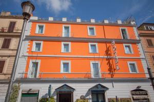 un edificio naranja al lado de una calle en Hotel Laurentia, en Roma