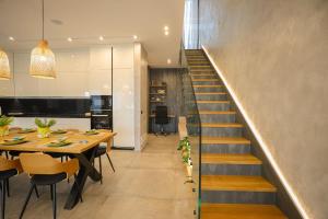 a dining room with a table and a staircase at Green Coast Resort V94 in Palasë