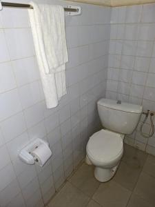 ein Badezimmer mit Toilette und zwei Rollen Toilettenpapier in der Unterkunft Hôtel Bellevue in Natitingou + 40 Fotos