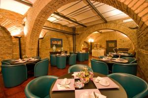 un restaurante con mesas y sillas verdes en una habitación en Hotel Laurentia, en Roma