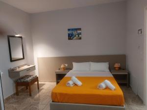 A bed or beds in a room at Margarita Studios