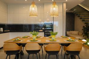 a dining table and chairs in a kitchen at Green Coast Resort V94 in Palasë