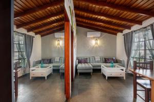 a living room with couches and tables and windows at El Jardín de las Pléyades in Los Llanos de Aridane +131 photos