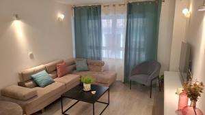 un soggiorno con un divano e un tavolo di Moderno apartamento con garaje privado en el centro de Vigo a Vigo