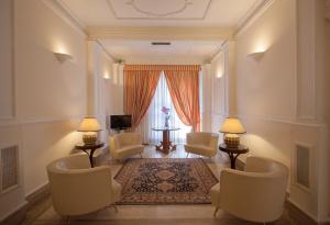 sala de estar con sillas, mesa y ventana en Hotel Laurentia, en Roma