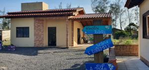 a street sign in front of a house at Casa de Praia- Village Dunnas- Bal. Gaivota-SC in Balneário Gaivotas