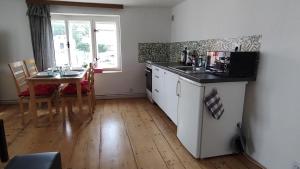 Kuchyňa alebo kuchynka v ubytovaní Apartman BALA + 15 fotografií