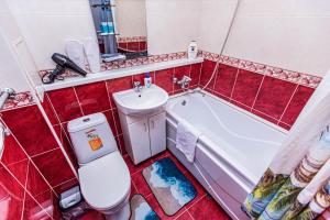 ein Badezimmer mit Toilette, Waschbecken und Badewanne in der Unterkunft Комфортные апартаменты в центре города, Евро однушка #19 in Almaty + 16 Fotos