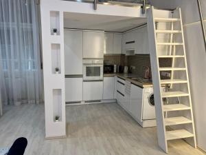 Habitación con cama elevada en la cocina en Dave Apartman 3, en Szeged