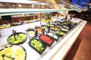 een buffet met salades, fruit en groenten bij Richmond Hotel Premier Tokyo Schole in Tokyo