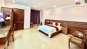 ハザンにあるCao Nguyen Hotel - Tours & Motorbikes Rental - Plateau Travelのベッドと机があるホテルの部屋 +18枚の写真