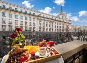 - un plateau de petit-déjeuner sur un balcon avec un bâtiment dans l'établissement Free Parking And Parliament Is 1 Step Away, à Sofia