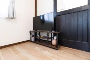 Televisyen dan/atau pusat hiburan di ジブリパークまで車10分 遊べるキッズハウス1棟貸切り 敷地内無料駐車場あり 最大12名