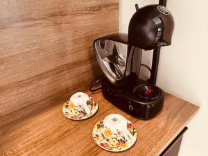 シドニーにあるKozyGuru Summer Hill 1 Bed TownHouseのコーヒーメーカー(木製カウンターの上に座る) +3枚の写真