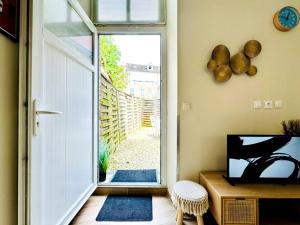 an open door with a view of a hallway at Le Saint Savinien - By 69ALSACELO - Patio Privé - Idéal Couple & Pros - Canapé convertible - Centre Ville - WiFi Fibre - Check-in Autonome - Parking Facile & Gratuit in Sens