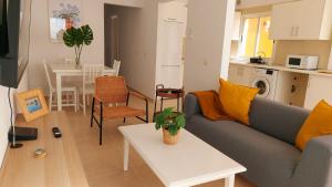 een woonkamer met een bank en een tafel bij La Marea Baja in Puertito de Güímar