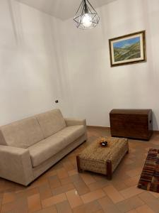a living room with a couch and a coffee table at Il Nido in Spello