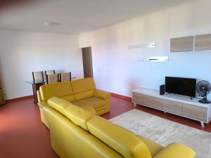 TV a/nebo společenská místnost v ubytování Mãe de Deus Sea View