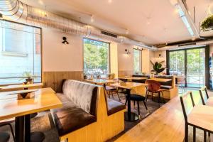 un restaurante con mesas y sillas y un sofá en ITC Mora by Soho Boutique, en Madrid