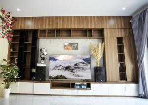 a living room with a flat screen tv and speakers at An's House SaPa - Nguyên Căn 5 Phòng Ngủ View Núi in Sapa