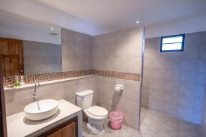 Phòng tắm tại Relax Bay Beach Resort +17 ảnh