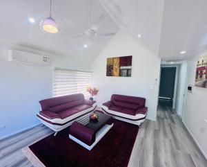 Posezení v ubytování Holiday Home on Acreage Block - Next to M1 and Close to Everything