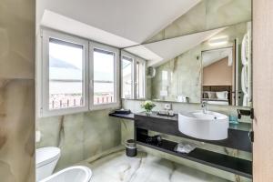 科莫Plinius Lifestyle Hotel Lake Como的带水槽和镜子的浴室