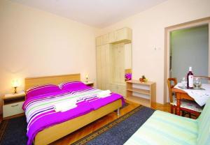 Posteľ alebo postele v izbe v ubytovaní Apartments and Rooms Ljuba